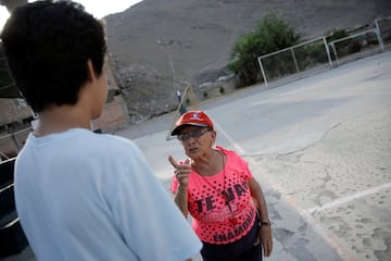 Maria Angelica Ramos a sus 92 años de edad, sigue entrenando a jovenes y niños en el distrito de Los Olivos en Lima, con la misma ilusión desde hace más de 40 años.