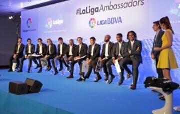 Figo, Kanout¨¦, Kluivert, Karembeu, Albelda, Urzaiz, Salgado, Morientes y Roberto Carlos, Fernando Sanz y Mendieta fueron presentados como embajadores de La Liga.