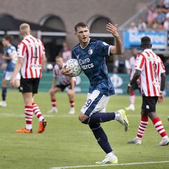 Why isn’t Santi Giménez playing for Feyenoord against Atlético Madrid in the UEFA Champions League?