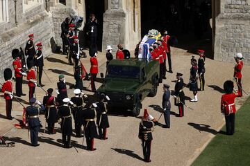 El coche fúnebre, un Land Rover especialmente modificado, circula por los terrenos del Castillo de Windsor. 