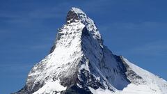 El famoso pico del Matterhorn, nevado.