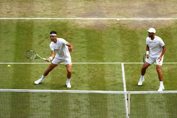 Los colombianos Robert Farah y Juan Sebastián Cabal se coronaron campeones de Wimbledon tras vencer a Mahut y Vasselin por 6-7, 7-6, 7-6, 6-7 y 6-3.