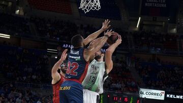 Marcos Delía trata de anotar ante la defensa de Hillard durante el Baskonia-Joventut.