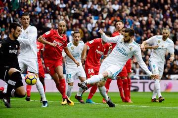 Nacho marca al Sevilla en el partido de Liga disputado en diciembre de 2017 en el Estadio Santiago Bernab&eacute;u.