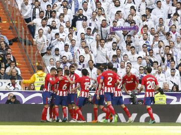 Griezmann celebrates with his teammates after scoring.