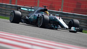 Mercedes-Honda&#039;s British driver Lewis Hamilton steers his Formula One during a practice session ahead of the Formula One Bahrain Grand Prix at the Sakhir circuit in the desert south of the Bahraini capital, Manama,  on April 14, 2017.
 The Formula One season continues with the Bahrain Grand Prix on April 16, 2017.  / AFP PHOTO / Andrej ISAKOVIC