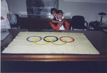 La bandera olímpica, descolorida y con las señales de que fue arrancada, en casa de Harry Prieste. 