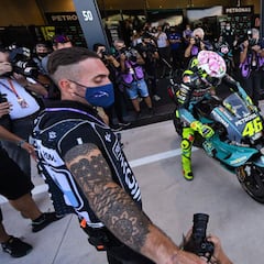 Del lazo rosa de Rossi en el casco al primero de Bagnaia