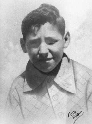 Con 15 años comenzó a jugar en el Nueva Montaña en 1948. También practicaba atletismo, disciplina de la que adquiriría la velocidad que le hizo distinto a los demás.