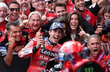 Marc Márquez celebra con su equipo tras ganar el Gran Premio de Austria de MotoGP.