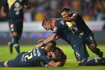 Las Águilas iban perdiendo 2-0 en casa de Monarcas Morelia. Con un jugador menos aparecieron el chileno Castillo y el juvenil Cordóva para empatar el juego en los últimos minutos. Para molestia del cuadro azulcrema, fallaron en el VAR y Miguel Herrera se quejó en la conferencia de prensa.