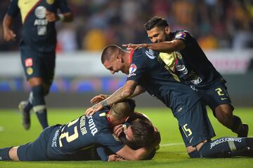 Las Águilas iban perdiendo 2-0 en casa de Monarcas Morelia. Con un jugador menos aparecieron el chileno Castillo y el juvenil Cordóva para empatar el juego en los últimos minutos. Para molestia del cuadro azulcrema, fallaron en el VAR y Miguel Herrera se quejó en la conferencia de prensa. 