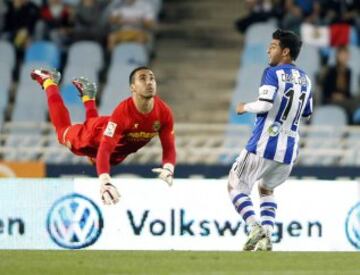 Sergio Asenjo depeja un balón ante el mexicano Carlos Vela.