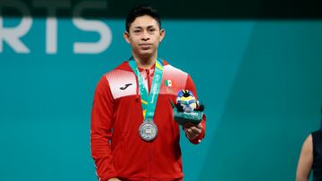 AMDEP1110. SANTIAGO (CHILE), 21/10/2023.- Víctor Guemez de México posa con su medalla de plata en el podio de levantamiento de pesas 61kg hoy, durante los Juegos Panamericanos 2023 en Santiago (Chile). EFE/ Osvaldo Villarroel
