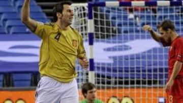 <b>IMPARABLE. </b>Torras celebra su primer tanto y Benedito se lamenta.