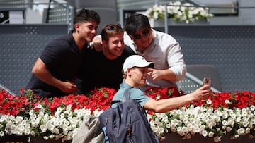 Jannik Sinner se fotografía con unos seguidores en el Madrid Open.