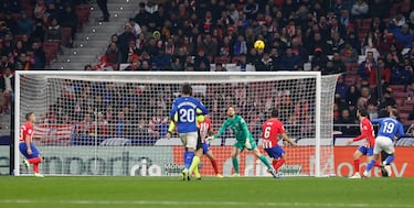1-1. Centro de Luis Milla, control Mason Greenwood,  dispara, despeja Jan Oblak y Borja Mayoral remata de cabeza el rechace y manda el balón a la red.