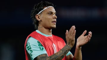 AMDEP6022. ASUNCIÓN (PARAGUAY), 07/05/2025.- Richard Ríos de Palmeiras aplaude en el calentamiento este miércoles, en un partido de la fase de grupos de la Copa Libertadores entre Cerro Porteño y Palmeiras en el estadio La Nueva Olla en Asunción (Paraguay). EFE/ Juan Pablo Pino