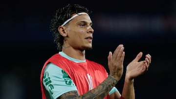 AMDEP6022. ASUNCIÓN (PARAGUAY), 07/05/2025.- Richard Ríos de Palmeiras aplaude en el calentamiento este miércoles, en un partido de la fase de grupos de la Copa Libertadores entre Cerro Porteño y Palmeiras en el estadio La Nueva Olla en Asunción (Paraguay). EFE/ Juan Pablo Pino