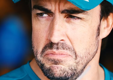 Concentración del piloto español, Fernando Alonso, antes del inicio de la carrera en el Gran Premio de Hungría.