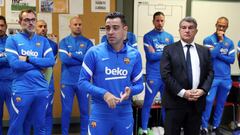 Xavi visita el vestuario con Joan Laporta. 