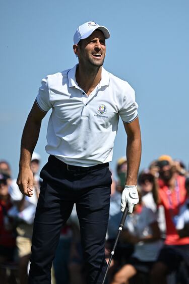 Novak Djokovic observa concentrado la dirección de su golpe. 