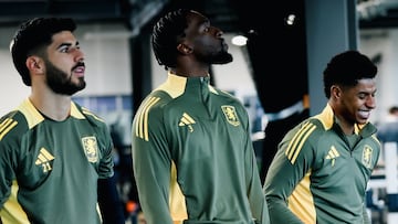 Marco Asensio, Axel Disasi y Marcus Rashford, nuevos jugadores del Aston Villa, se ejercitan en el gimnasio.