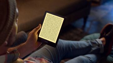 Un hombre leyendo un ebook en el Amazon Kindle Paperwhite.