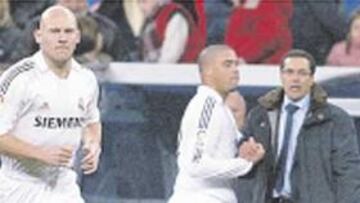 Luxemburgo decide sustituir a Ronaldo por Gravesen. La afición madridista no entiende este cambio.