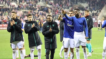 LOGROÑO, 04/01/2025.- Los jugadores del Athletic Club celebran su pase a octavos de Copa del Rey tras derrotar en la tanda de penaltis al Logroñes en el encuentro que han disputado hoy sábado en el Estadio Las Gaunas de Logroño. EFE/ Raquel Manzanares.