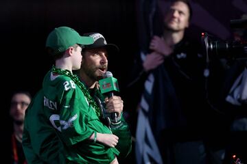 El actor dio la bienvenida a los Eagles al campo del Caesars Superdome.