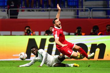 El jugador de Arabia Saudí Abdulaziz Al-Bishi hace falta al jugador del Líbano Kassem El Zein.