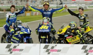 Año 2004. Los ganadores del campeonato del mundo en las tres categorías: Valentino Rossi (en el centro), Dani Pedrosa y Andrea Dovizioso.
  