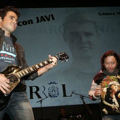 Gómez Noya tocó un tema de AC/DC ante su gente en Ferrol