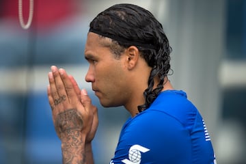 Carlos Peña durante un partico con Cruz Azul en México.