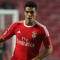 Raúl Jiménez reapareció y Benfica reforzó su liderato