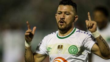 BRA06. CHAPECÓ (BRASIL), 16/03/2017.- El jugador del Chapecoense Rossi celebra después de anotar un gol hoy, miércoles 16 de marzo de 2017, durante un partido por la Copa Libertadores entre el Chapecoense brasileño y el Lanús argentino, en el estadio Arena Condá de Chapecó (Brasil). EFE/Fernando Bizerra Jr.