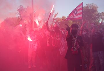 Ambiente en los alrededores del Cívitas Metropolitano antes del derbi madrileño.