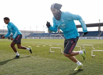 Benzema, durante el último entrenamiento del Madrid.