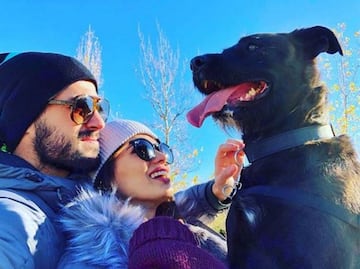 La pareja comparte el amor por los perros. 