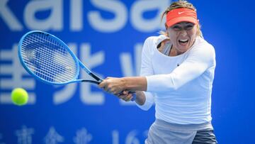 Maria Sharapova devuelve una bola ante Wang Xinyu durante su partido en el Shenzhen Open.