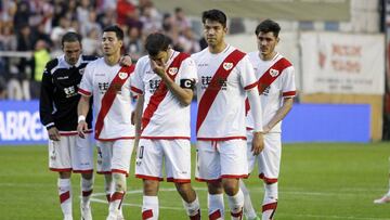 Los jugadores del Rayo Vallecano, abatidos por el descenso a Segunda.