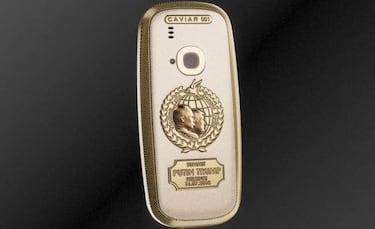 Un Nokia 3310 4G de oro puro por 2300€ con Trump y Putin… No, en serio
