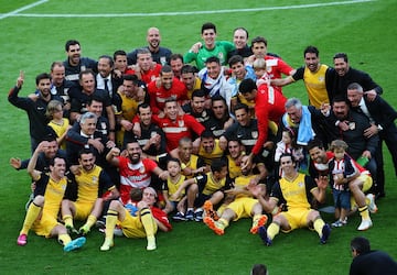 Los jugadores del Atlético celebran el título en el Camp Nou.