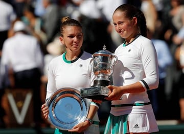 Simona Halep y Jelena Ostapenko.