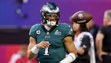 GLENDALE, ARIZONA - FEBRUARY 12: Jalen Hurts #1 of the Philadelphia Eagles warms up before playing against the Kansas City Chiefs in Super Bowl LVII at State Farm Stadium on February 12, 2023 in Glendale, Arizona.   Gregory Shamus/Getty Images/AFP (Photo by Gregory Shamus / GETTY IMAGES NORTH AMERICA / Getty Images via AFP)