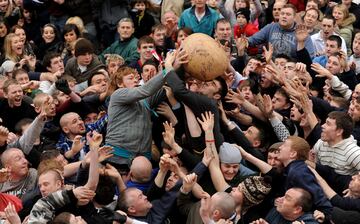 Atherstone (Inglaterra) celebr¨® su tradicional Ball Game, una insolita competici¨®n en la que los participantes luchan por la posesi¨®n de la pelota en las calles de la ciudad. Gana quien sostiene la pelota a las 5 pm. La ¨²nica norma de este juego que data del Medievo es que no se puede matar a ninguno de los rivales. Literalmente.