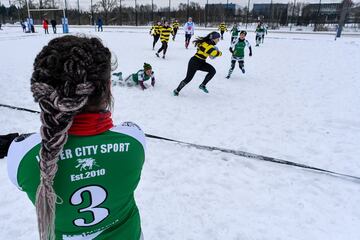 Jugadores de rugby aficionados participan en un torneo de rugby sobre la nieve en el suburbio de Zelenograd de Moscú. El evento deportivo anual reúne a 28 equipos masculinos y 12 femeninos.