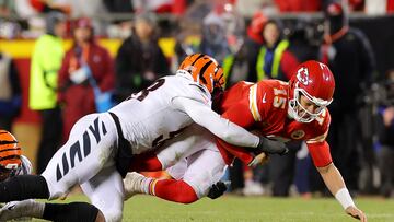 KANSAS CITY, MISSOURI - JANUARY 29: Joseph Ossai #58 and Zach Carter #95 of the Cincinnati Bengals tackles Patrick Mahomes #15 of the Kansas City Chiefs during the fourth quarter in the AFC Championship Game at GEHA Field at Arrowhead Stadium on January 29, 2023 in Kansas City, Missouri.   Kevin C. Cox/Getty Images/AFP (Photo by Kevin C. Cox / GETTY IMAGES NORTH AMERICA / Getty Images via AFP)