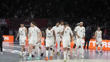 Los jugadores del Real Madrid salen cabizbajos del parqué del Buesa Arena tras caer frente al Baskonia en la Euroliga.